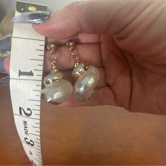 Shell teardrop dangle earrings gold leafed and handmade stud closure - Picture 7 of 8